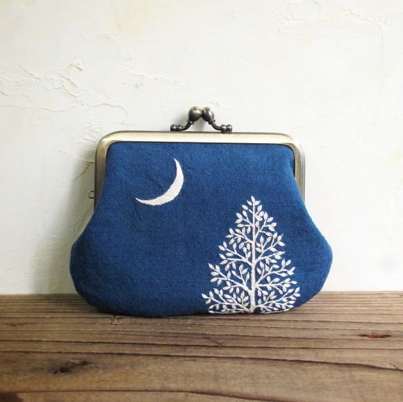 手刺繍のフラットがまポーチ『三日月』